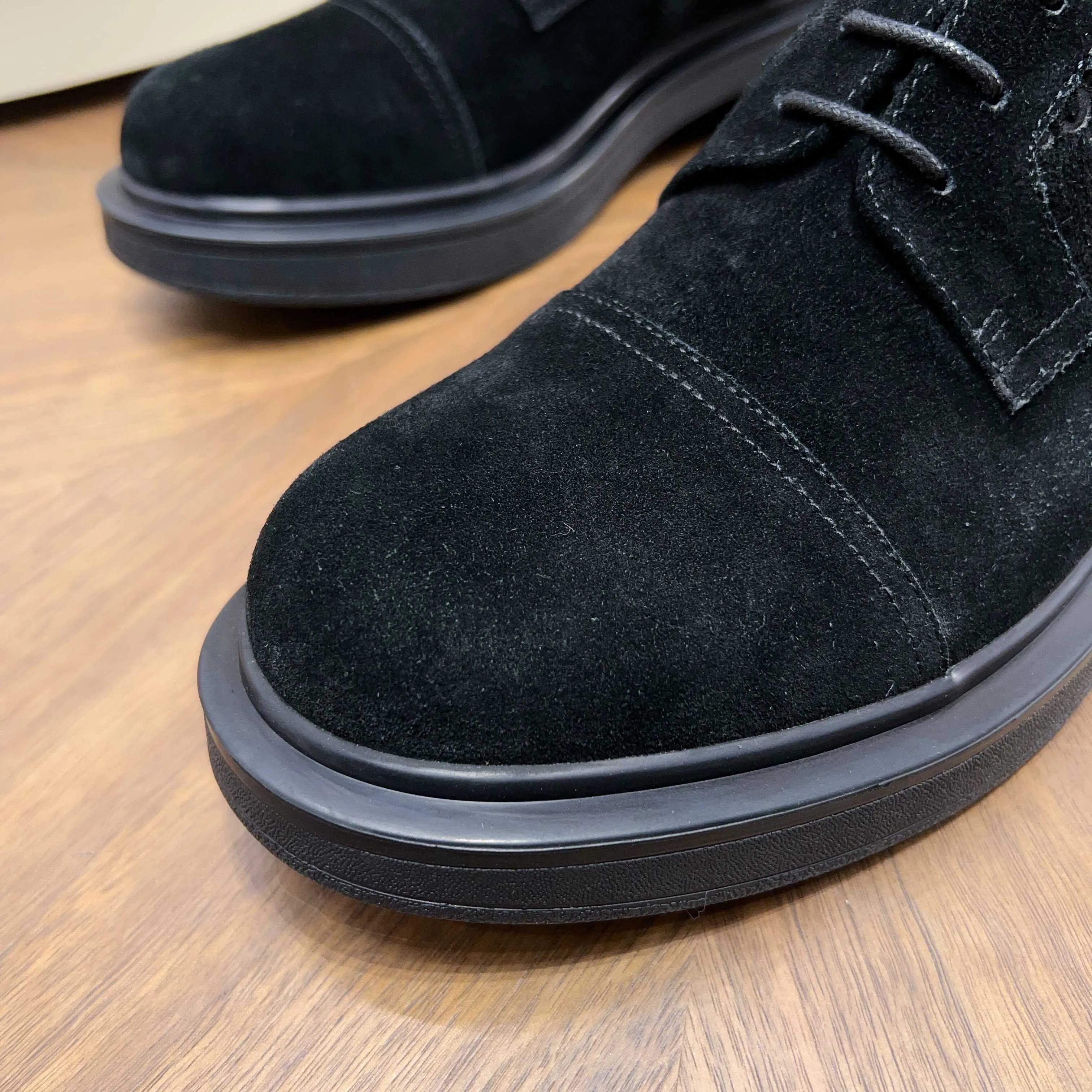 💰780 Gucci/Gucci new men’s lace-up shoes with GG details, matte cow leather derby shoes! The design of this men's lace-up shoe is rooted in the brand's heritage. Crafted from premium waxed cow leather, it is embellished with GG printed embossed suede leather details, a nod to Gucci's iconic monogram. The rubber sole decorated with GG pattern adds a touch of modern fashion to this design. Typical three-joint style design. European and American classic version, full calfskin lining. The overall upper texture is soft and the lining is comfortable and breathable. 2CM thickened soft rubber sole, easy to control. Versatile and stylish upper foot, multiple colors available to meet different matching needs, complete package! Size: 39-40-41-42-43-44 leather shoe size (38.45.46 can be customized)